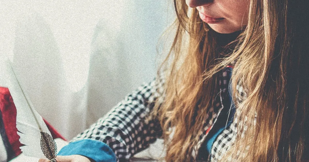 AI-assisted creation of hot web novels: a new approach to sideline entrepreneurship